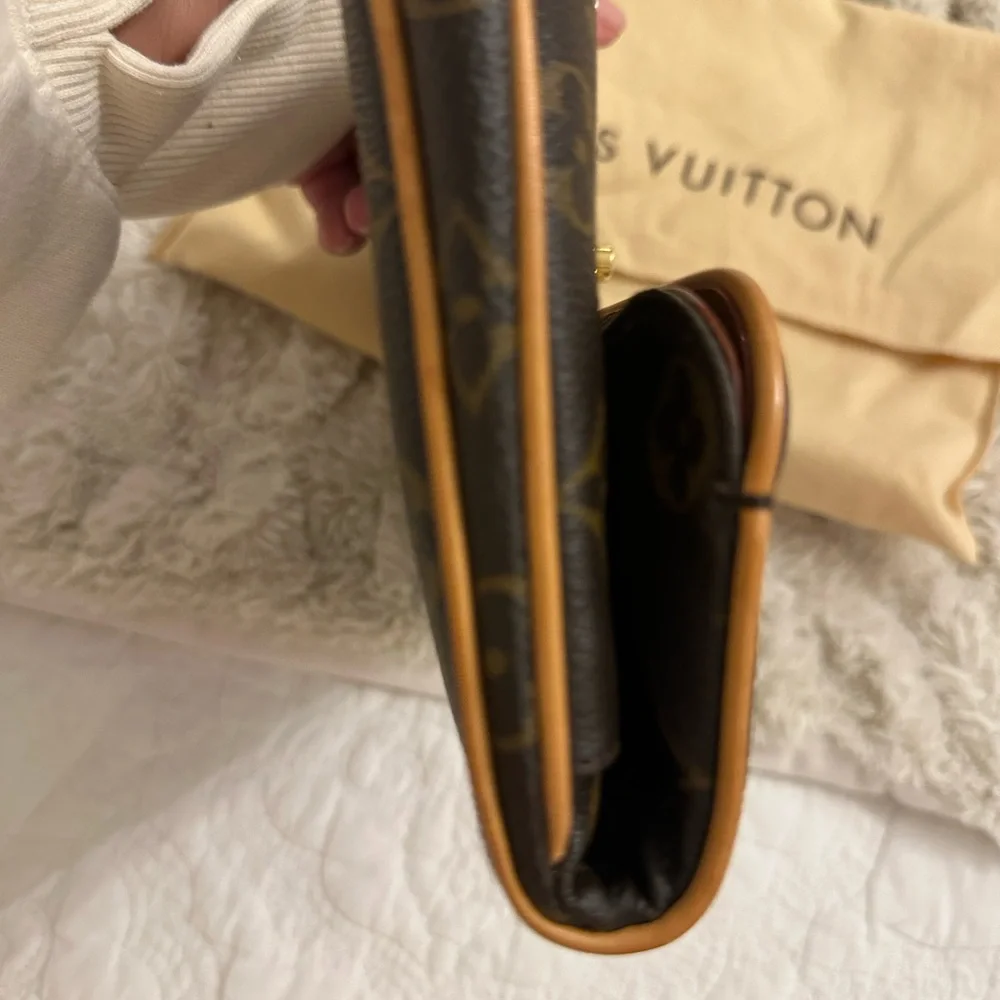 Louis Vuitton Brown and Tan Monogram Clutch - Picture 6 of 13